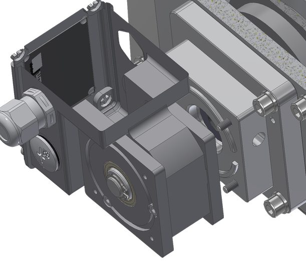 Pozycjonowanie kształtowe kołnierza motoreduktora: model CAD motoreduktora ustalonego kołnierzem w wybraniu płyty.